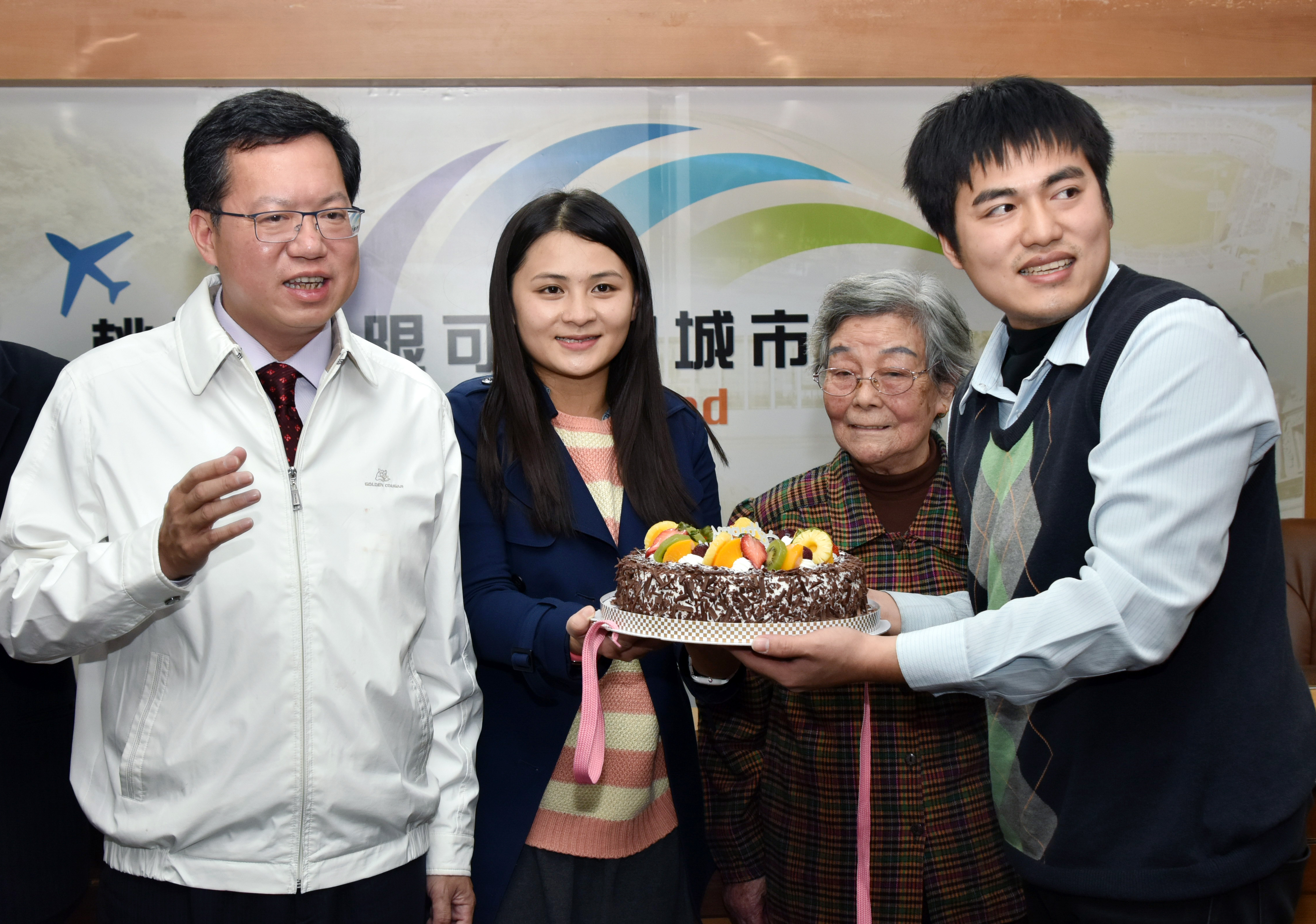 鄭雅竹小姐捐贈第114部復康巴士  鄭市長：市府會善用及活用愛心
