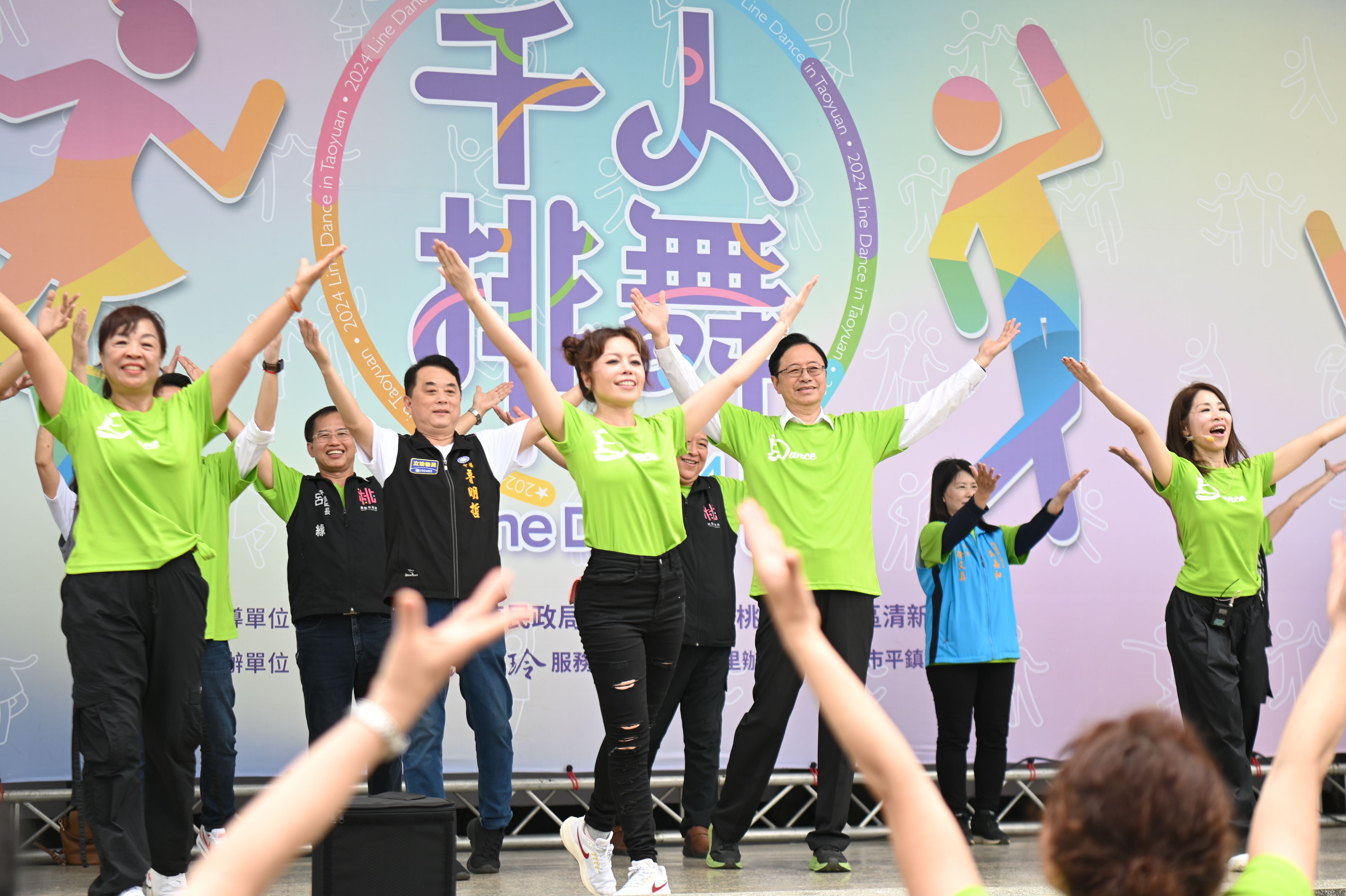 張市長和市民朋友一同參與世客博主題曲〈Hakka New World〉等三首舞曲排舞