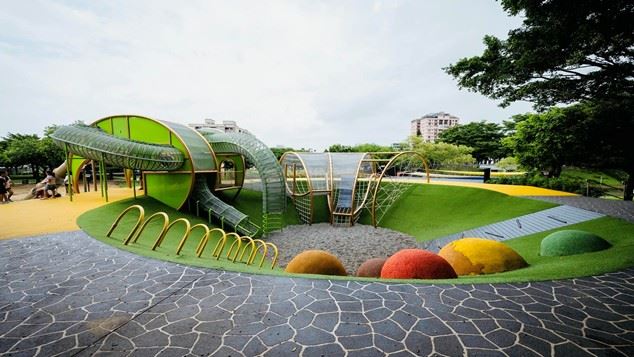 桃園區陽明公園：城市裡的猿林生態秘境。深受家庭喜愛的陽明公園，以「森林系」遊戲區華麗變身。利用既有的大樹群落設置生態教育區，讓孩子像小猿猴般穿梭在綠意中，提供在高樓林立的市中心深度接觸自然的機會。