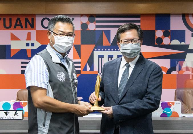 市長與工務局賴宇亭局長合影(獻獎-大有梯田生態公園)