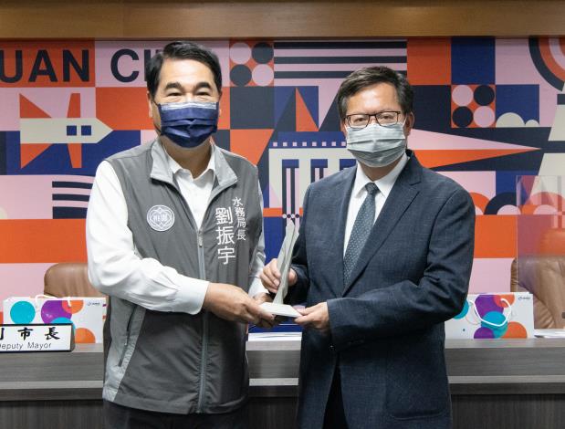 市長與水務局劉振宇長合影(獻獎-中原生態埤塘公園)