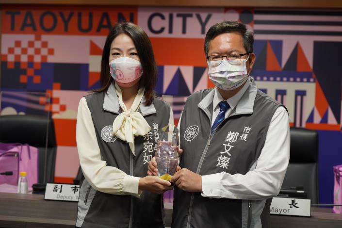 資訊科技局余宛如局長呈獻WITSA獎座予鄭文燦市長