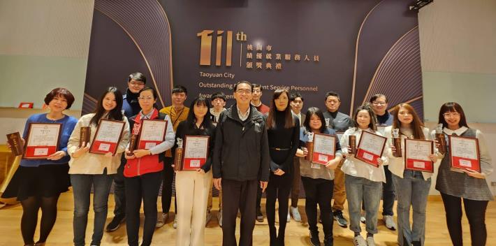 111年度桃園市績優就業服務人員頒獎典禮-局長頒發111年度績優就服人員獎