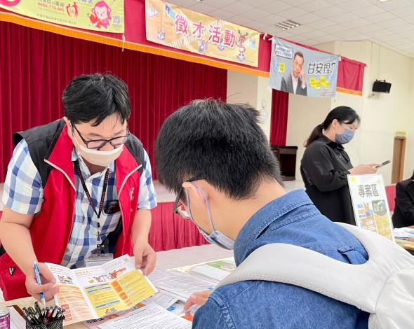 就業服務員向社會新鮮人說明青年專案