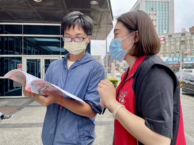 就業服務員熱心說明活動職缺