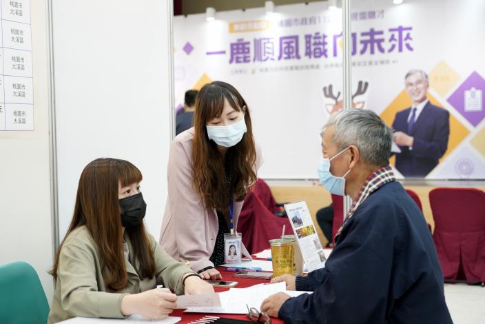 112年4月陸光市民中心徵才活動 民眾面試