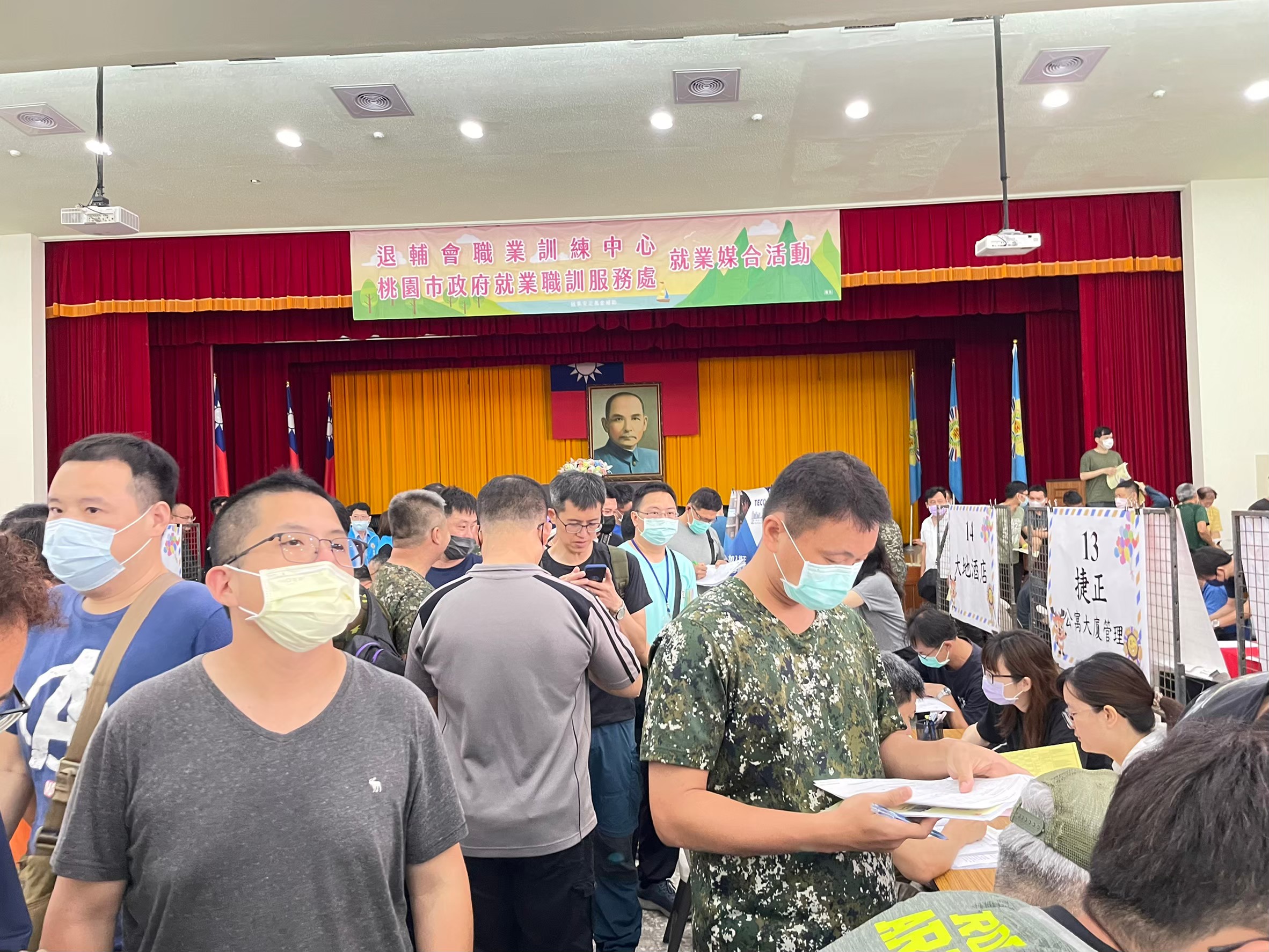桃園市政府就業職訓服務處桃園就業中心攜手國軍退除役官兵輔導委員會退除役官兵職業訓練中心於11月舉辦兩場次「一鹿順風 職向未來」聯合徵才活動,釋 ...