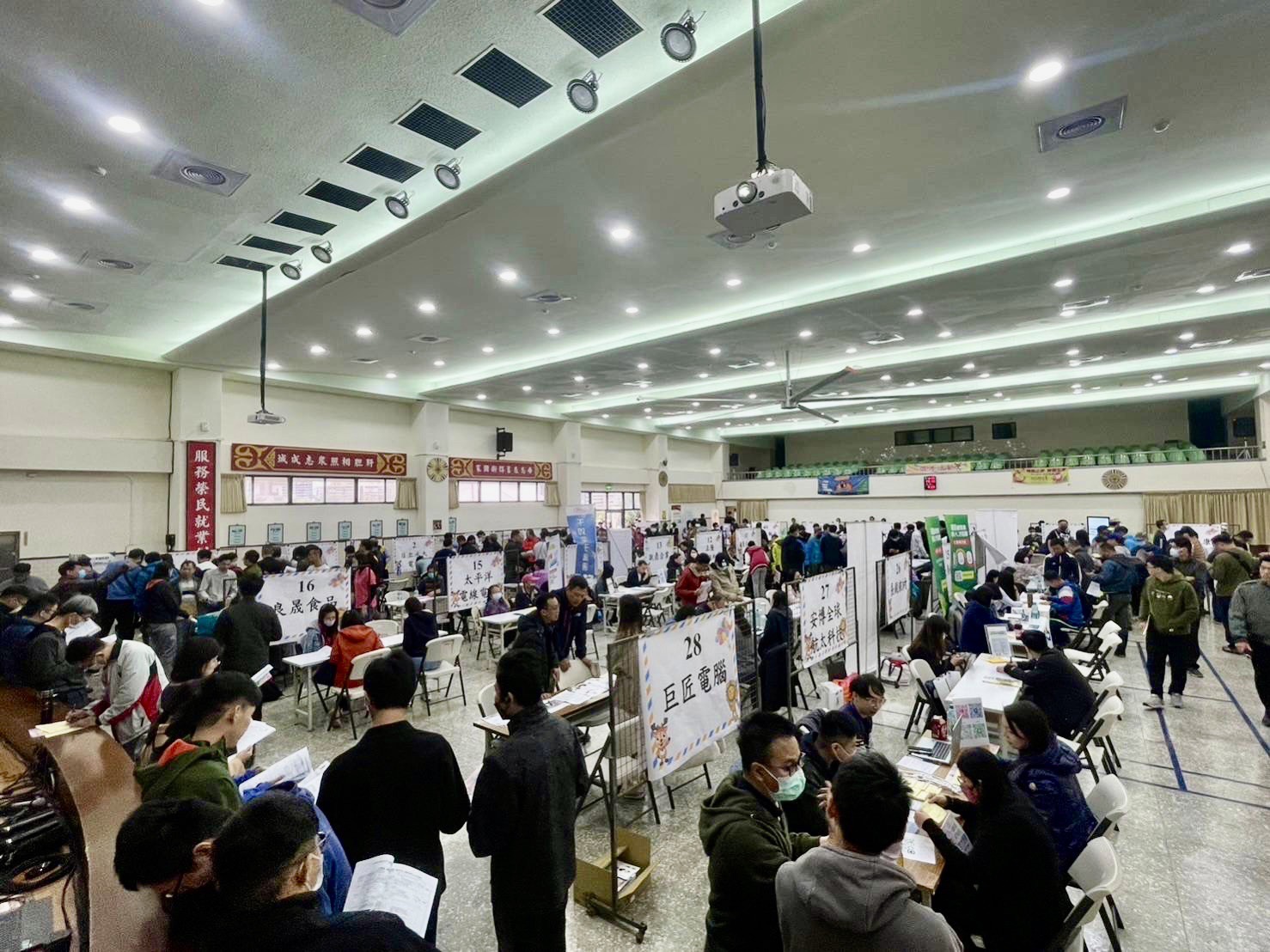 桃園市政府就業職訓服務處桃園就業中心與國軍退除役官兵輔導委員會退除役官兵職業訓練中心攜手舉辦「一鹿順風 職向未來」聯合徵才活動,媒合率達91%!