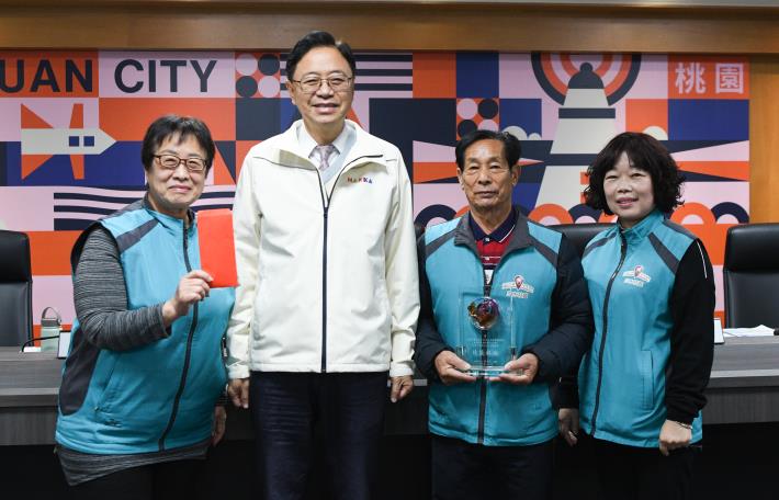 市長與龍潭區三水社區照顧關懷據點成員合影