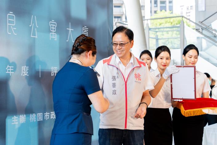 市長向獲獎者握手致意