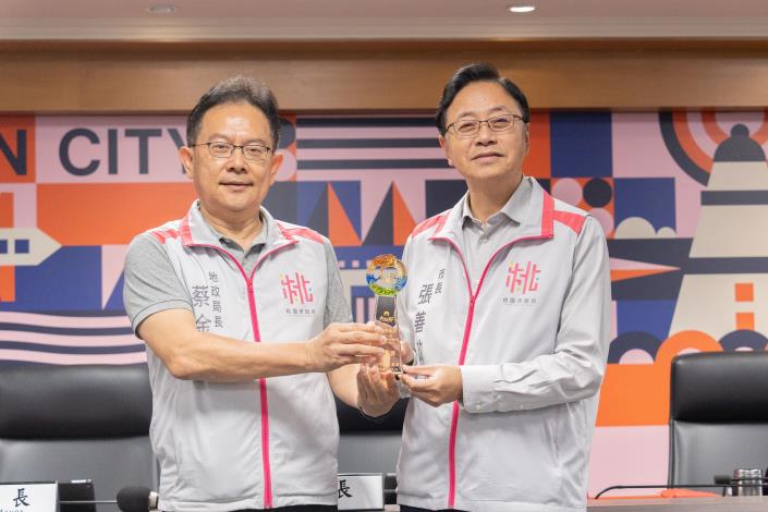 地政局呈獻榮獲內政部地政業務督導考核及第40屆全國地政盃績優獎座