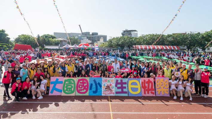 張市長與大園國小師生共同合影