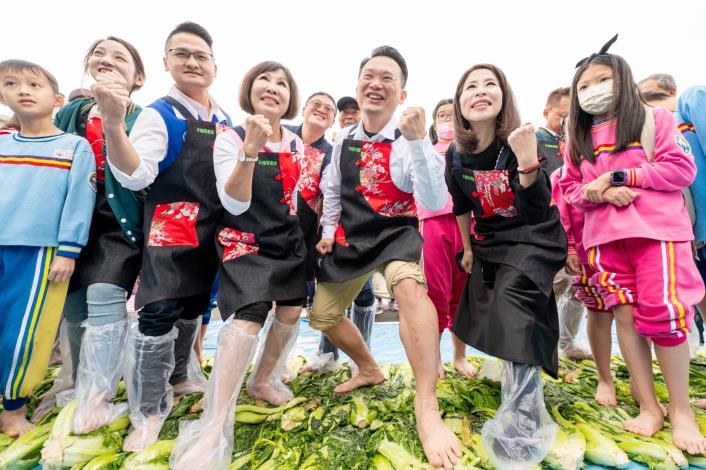 蘇副市長參與2023世芥客家菜-千人踩酸菜活動