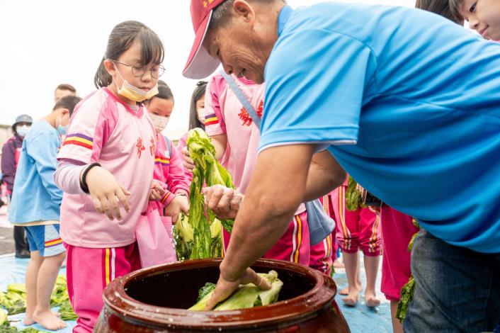 學童體驗製作過程