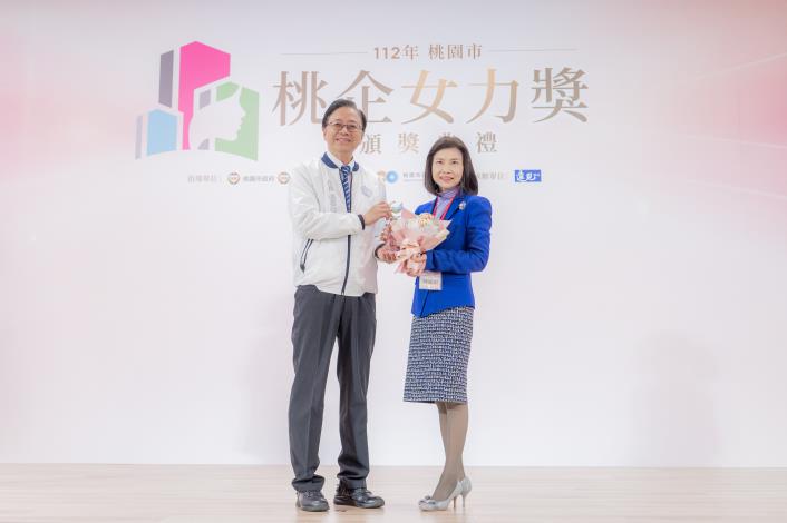 張市長與杏一醫療用品公司董事長陳麗如合影
