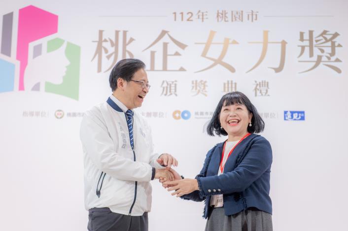 張市長與博士門公司董事長蔡淑娟合影