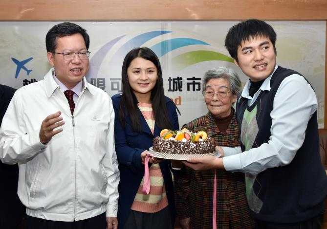 鄭雅竹小姐捐贈第114部復康巴士  鄭市長：市府會善用及活用愛心