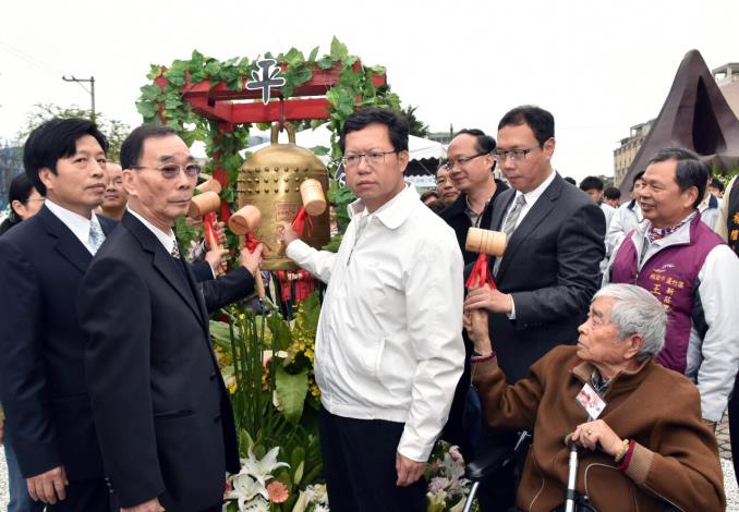 出席二二八事件68周年紀念儀式 鄭市長：記取教訓、珍惜民主 ，威權時代已  結束，個人圖騰崇拜應該停止