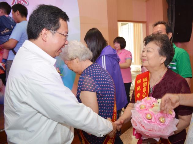 桃園區模範母親表揚大會  鄭市長：對母親和顏悅色輕聲細語 就是孝順的第一步