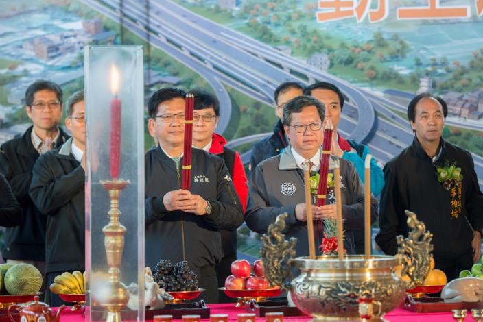 鄭市長等人上香祈福