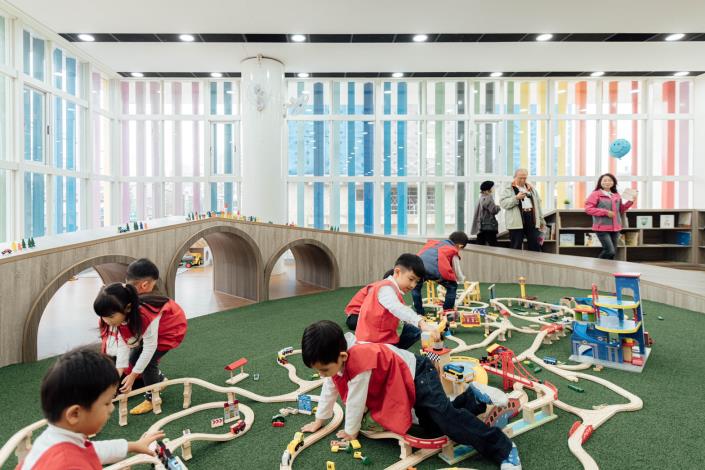 幼童發揮想像連接軌道