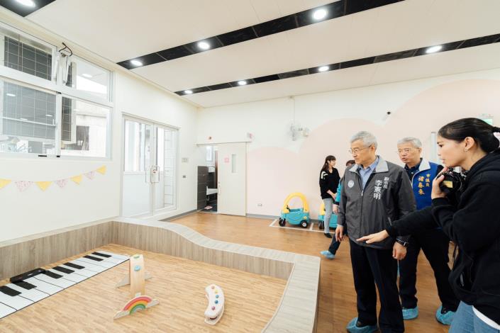 副市長參觀館內遊戲區