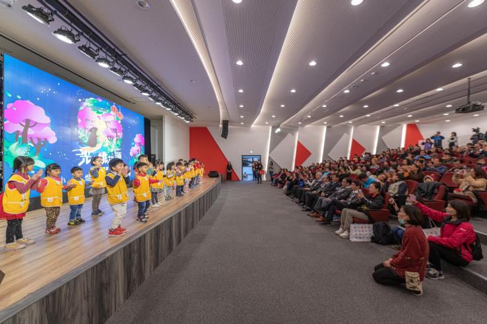 桃園幼兒園小朋友表演經典的「小老鼠上燈台」