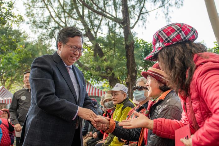 市長與市民朋友握手寒暄