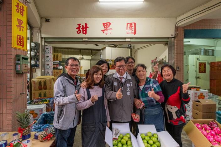 鄭市長與市民朋友比讚合影
