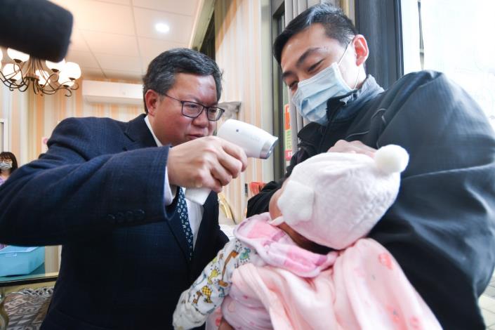 市長示範為送托幼兒測量額溫