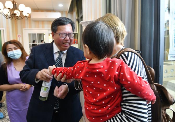 市長幫送托幼兒使用酒精消毒雙手