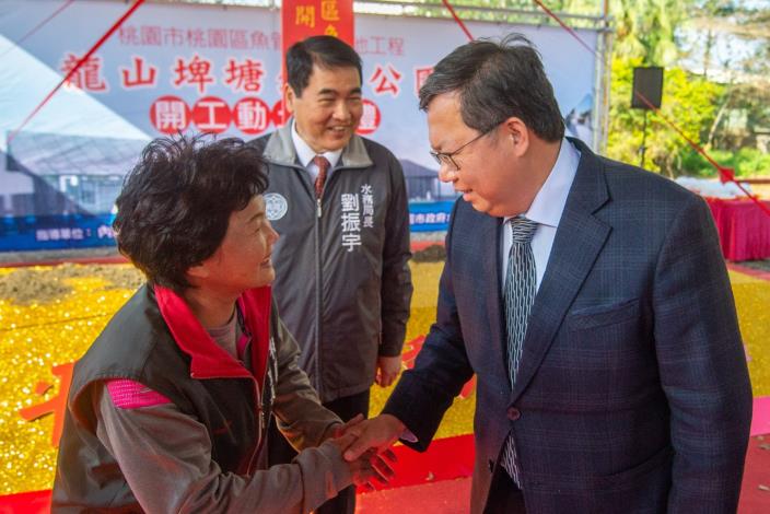 鄭市長和與會貴賓握手致意