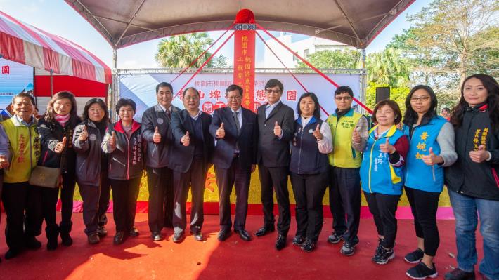 鄭市長和與會貴賓比讚合影