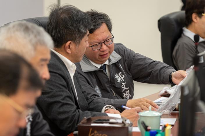 鄭市長向部長說明桃園準備的防疫物資