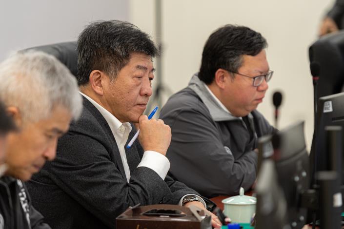部長陳時中及鄭市長共同聽取簡報