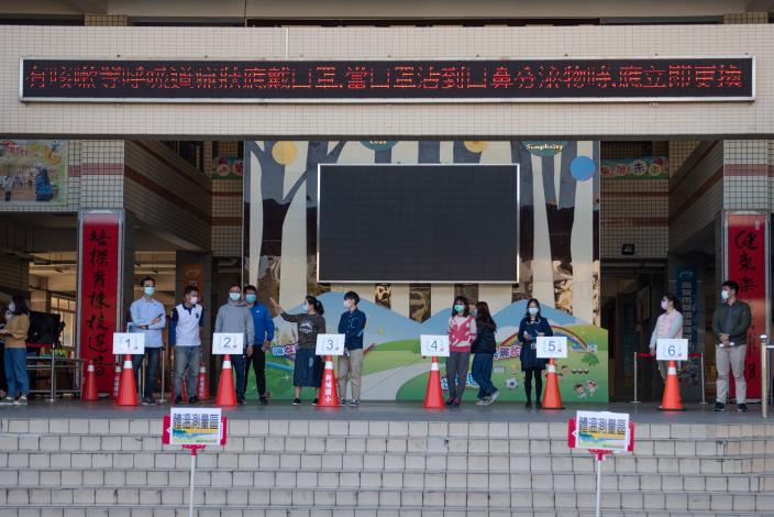 校園前設置體溫量測區