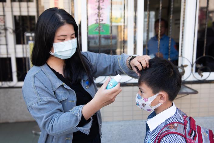 教師協助學童量測體溫