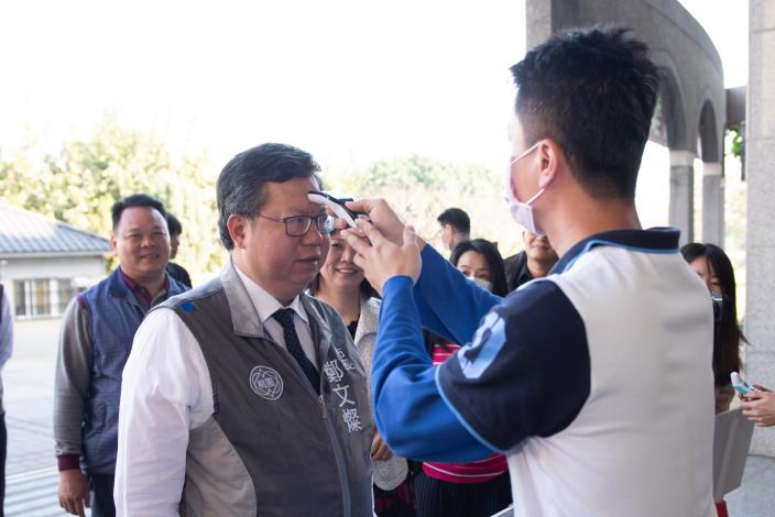 鄭市長量測體溫