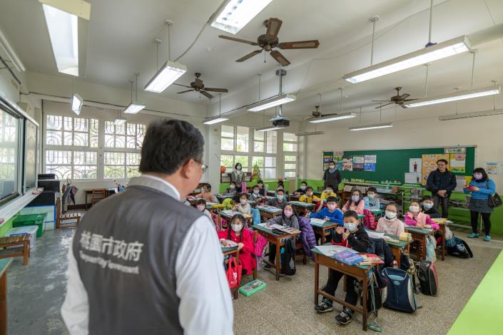 市長前往平鎮區義興國小視察