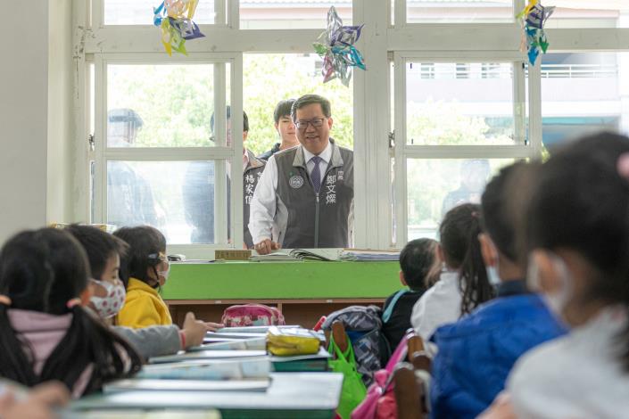 市長關心義興國小學生學習及用餐情形