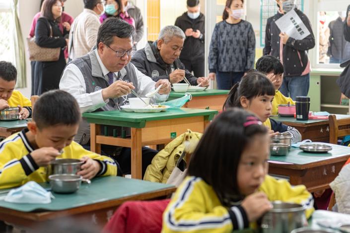 桃市落實學校午餐衛生安全管理與防疫措施，為學生用餐安全把關