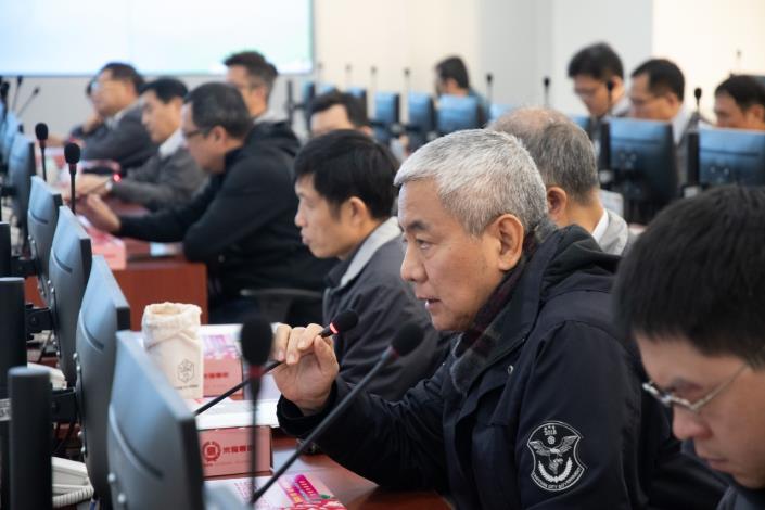 教育局長高安邦進行簡報
