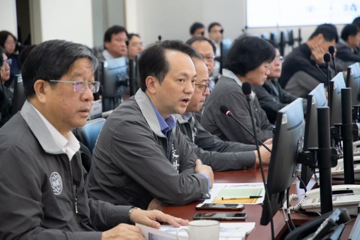 民政局副局長張世威說明居家檢疫人數