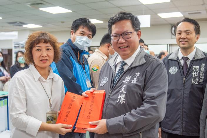 鄭市長於中壢區公所慰勉同仁
