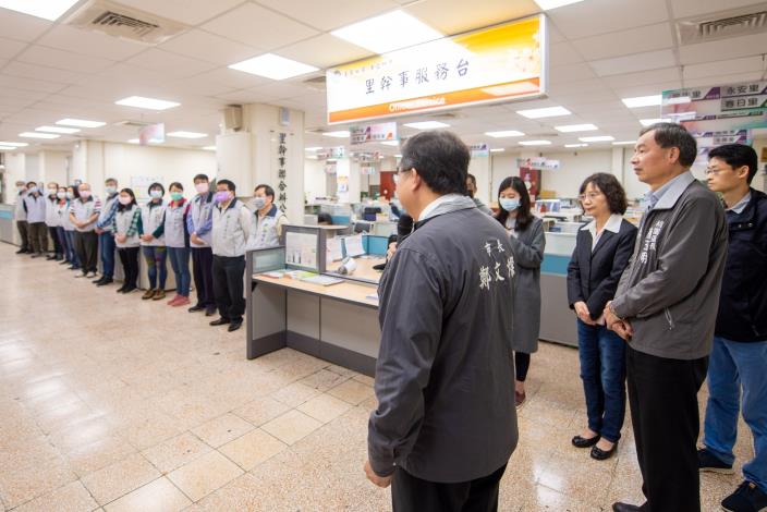 鄭市長前往桃園區公所慰勉同仁