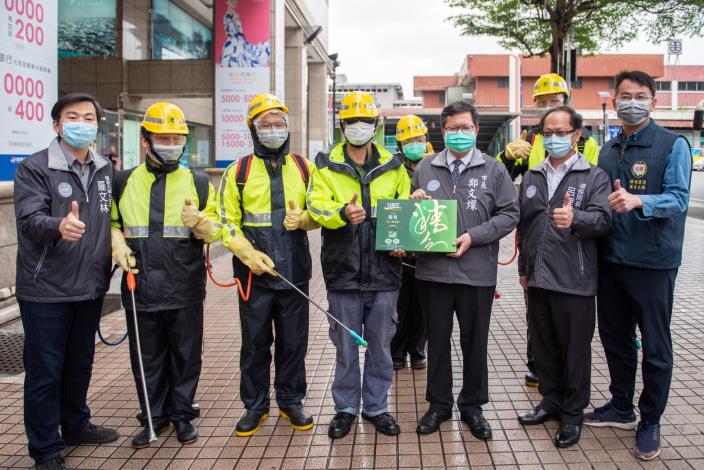 市長贈送雞精，替防疫消毒大隊隊員加油打氣