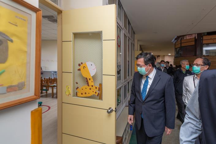 市長視察幼兒園內部環境的消毒情形