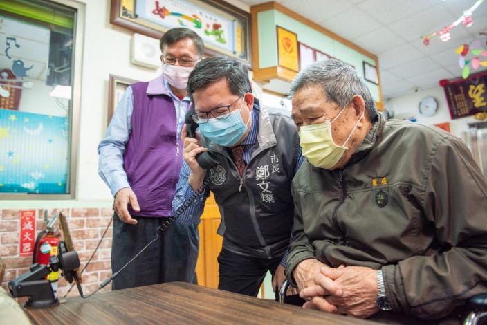 市長與家屬進行視訊對話