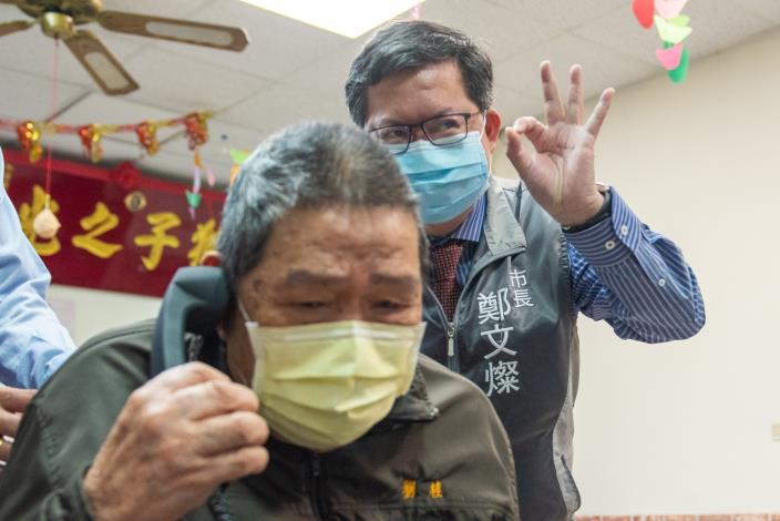 市長透過視訊向家屬致意