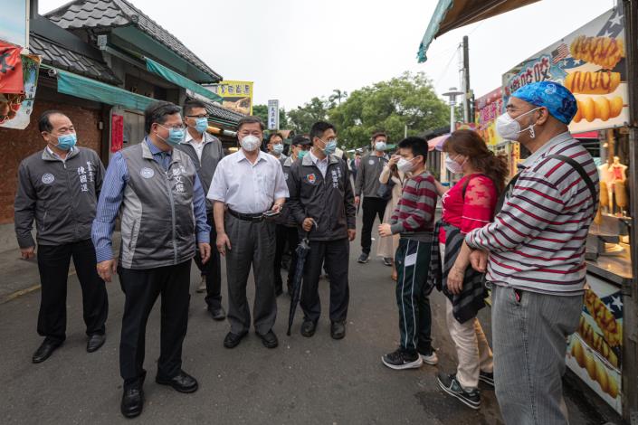 市長與大溪老街遊客打招呼